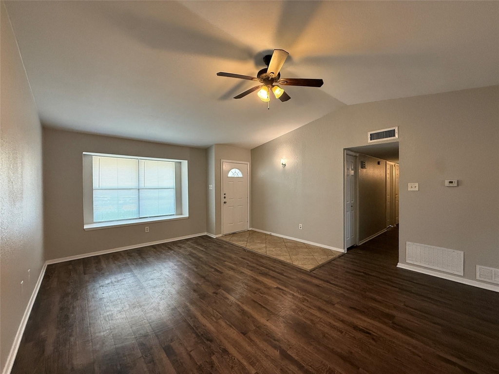 1464 Larchmont Drive - Photo 3