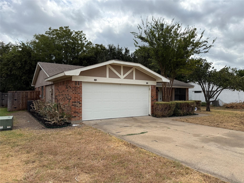1464 Larchmont Drive - Photo 1