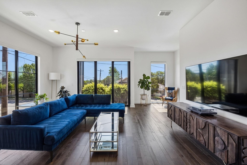 737 N Zang Boulevard - Photo 9
