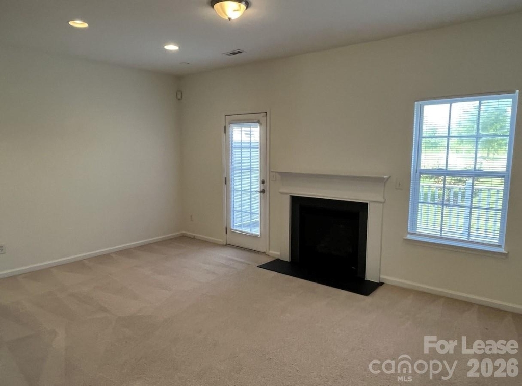 9956 Kings Parade Boulevard - Photo 6