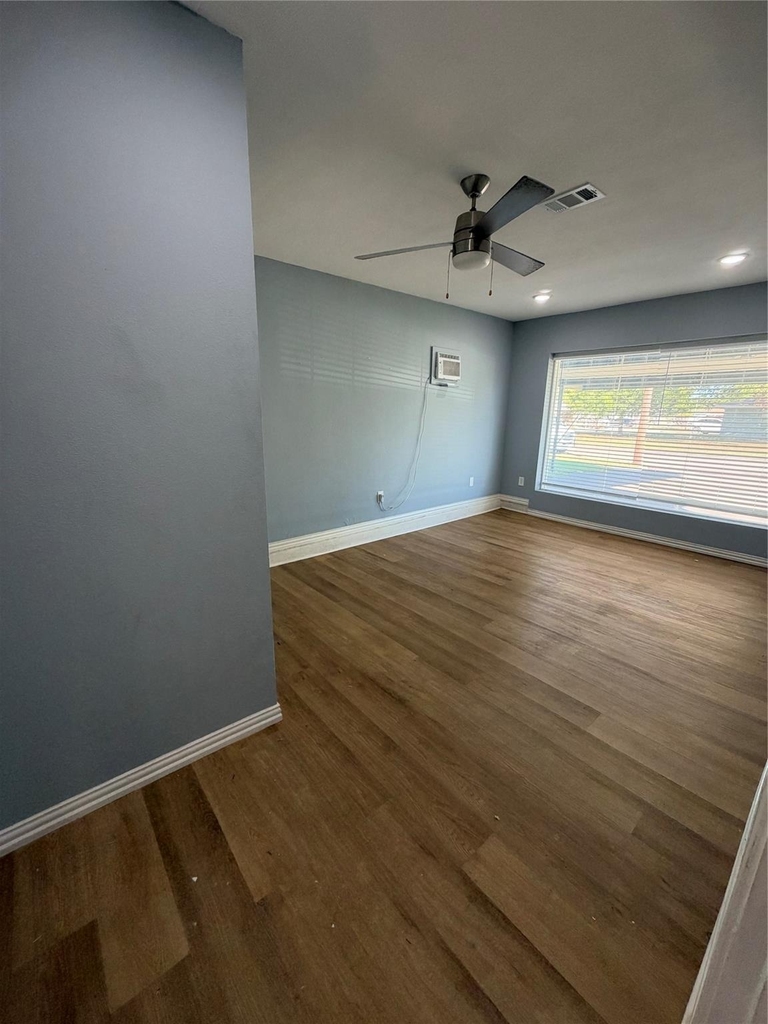 1608 Edgemont Drive - Photo 4