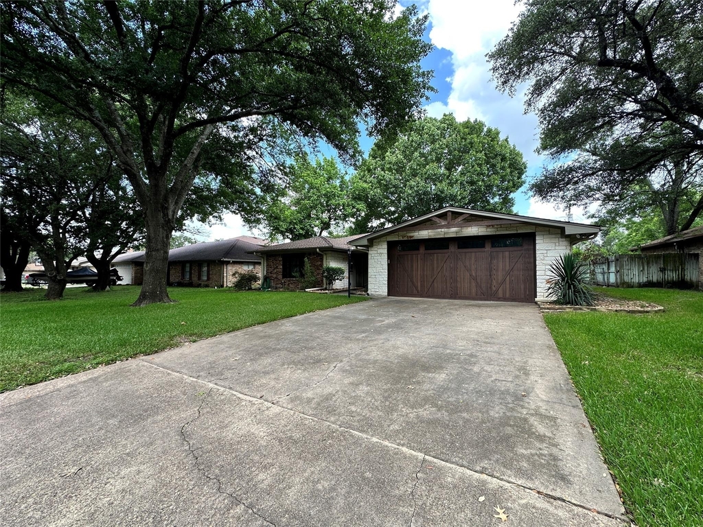 120 W Drane Avenue - Photo 0