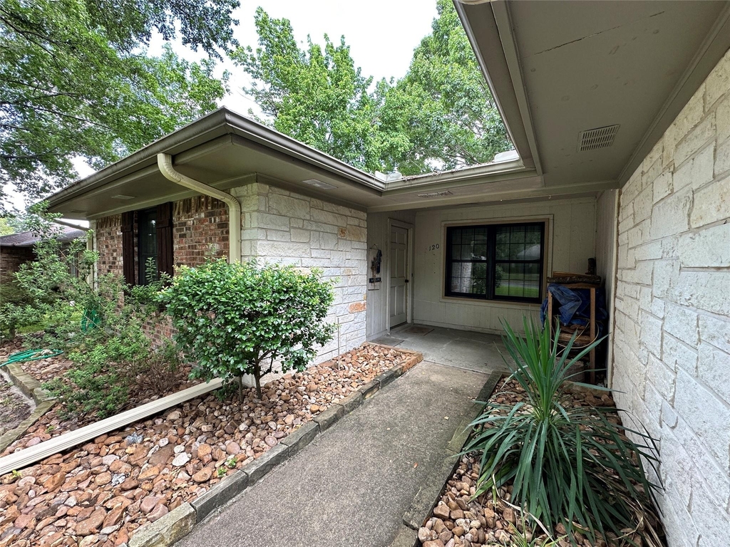 120 W Drane Avenue - Photo 1