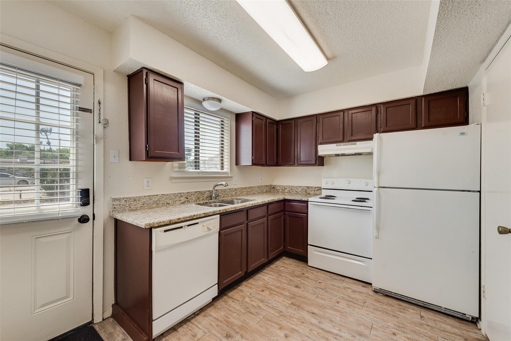2826 Wimbledon Court - Photo 6