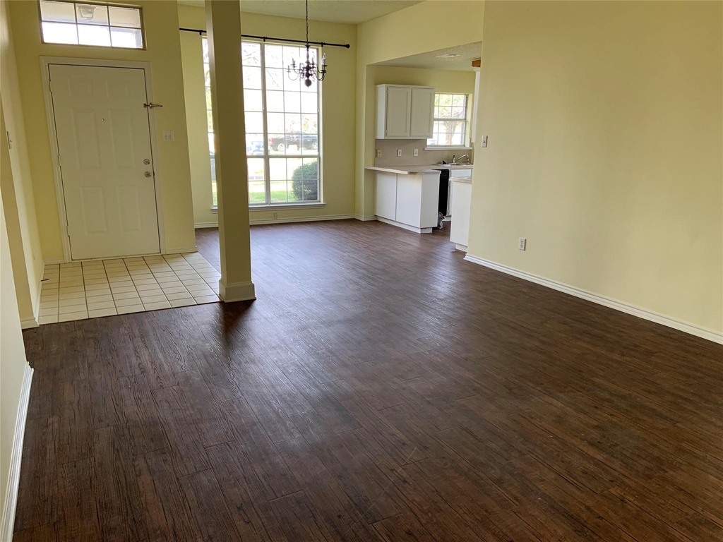 816 Brittany Drive - Photo 3