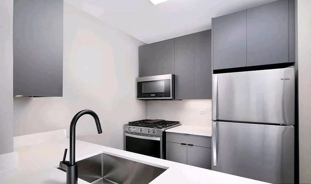 250 West 50th Street - Photo 3