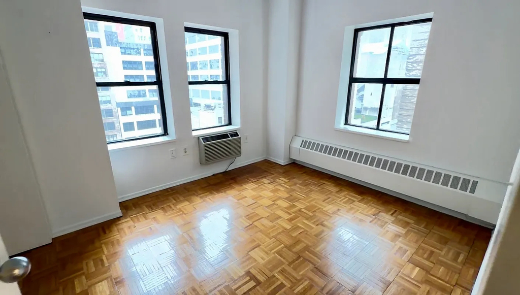West 34th Street - Photo 0