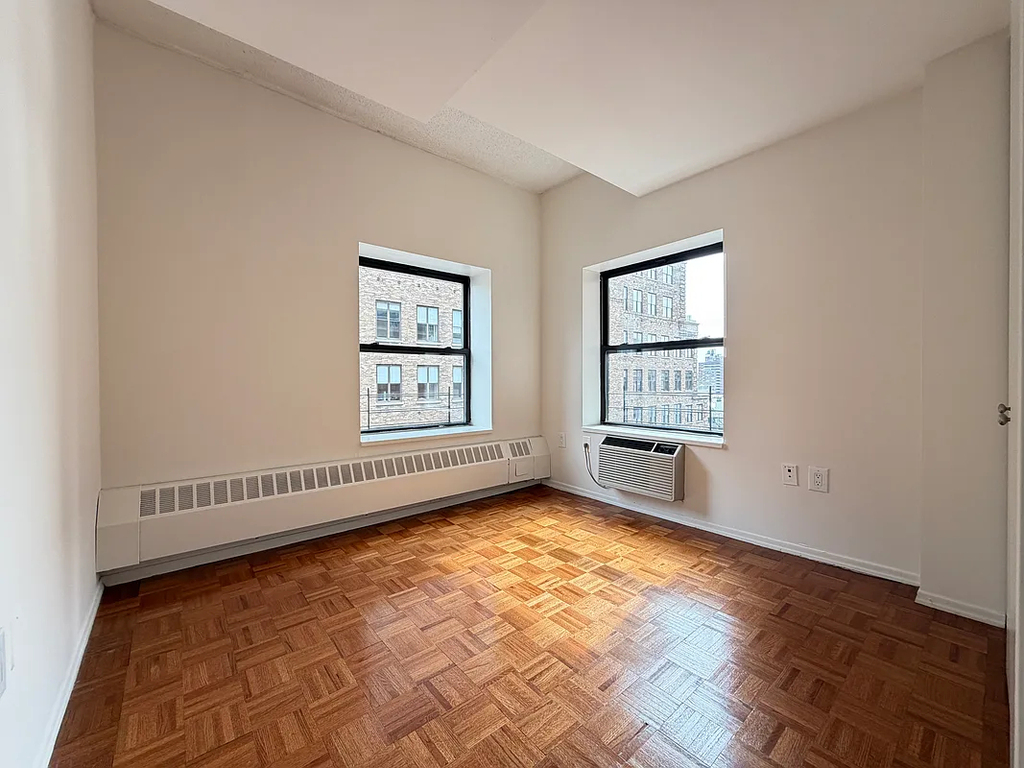 West 34th Street - Photo 2