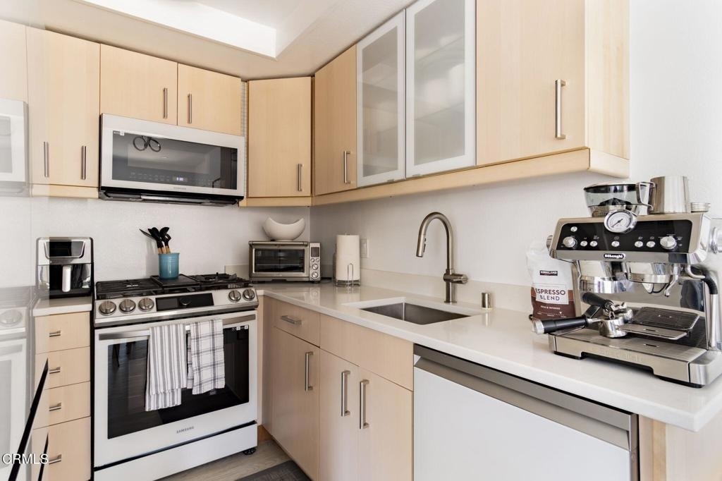 1340 E Hillcrest Drive - Photo 4