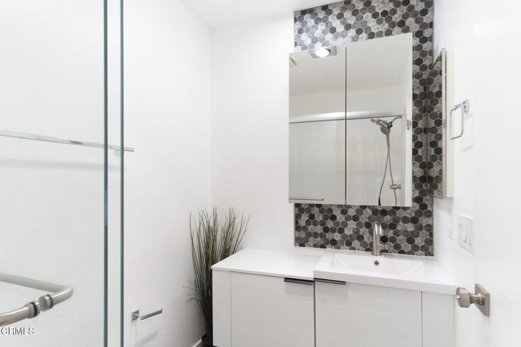 1340 E Hillcrest Drive - Photo 11