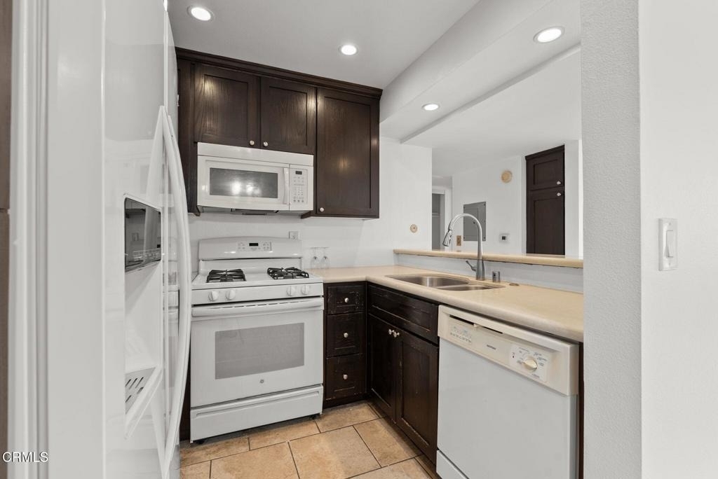 5325 Newcastle Avenue - Photo 4
