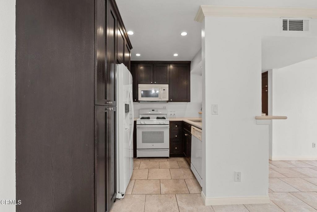 5325 Newcastle Avenue - Photo 3