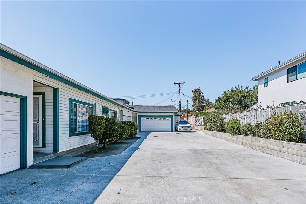 2656 Fairway Avenue - Photo 2