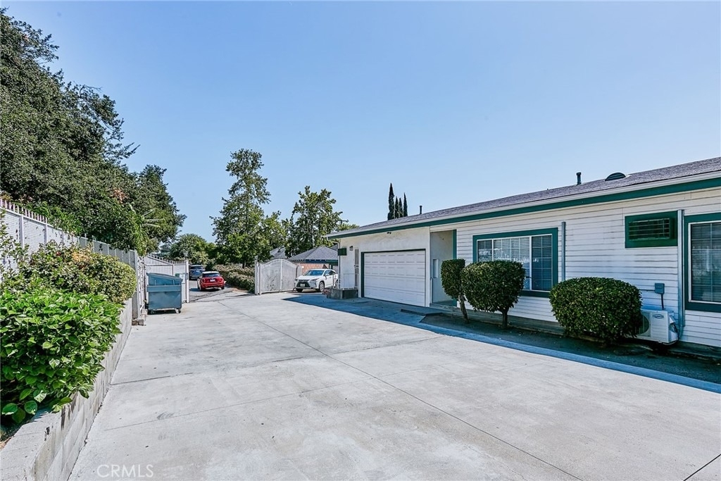 2656 Fairway Avenue - Photo 4