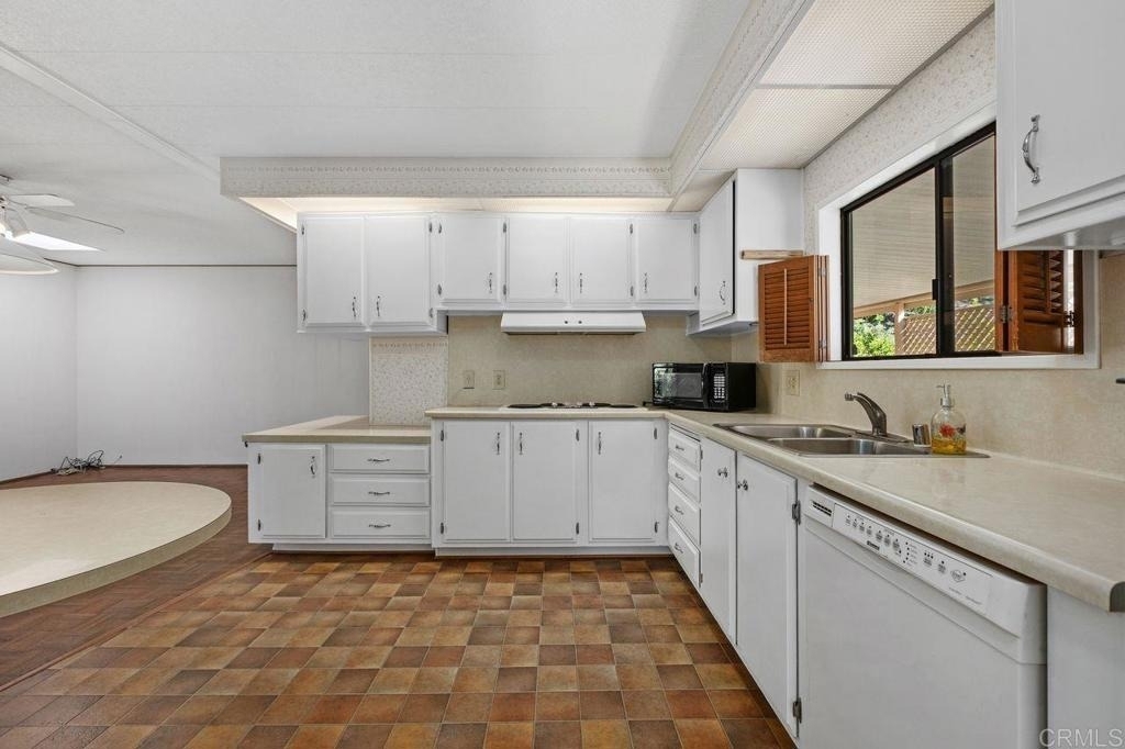 8975 Lawrence Welk Dr - Photo 26