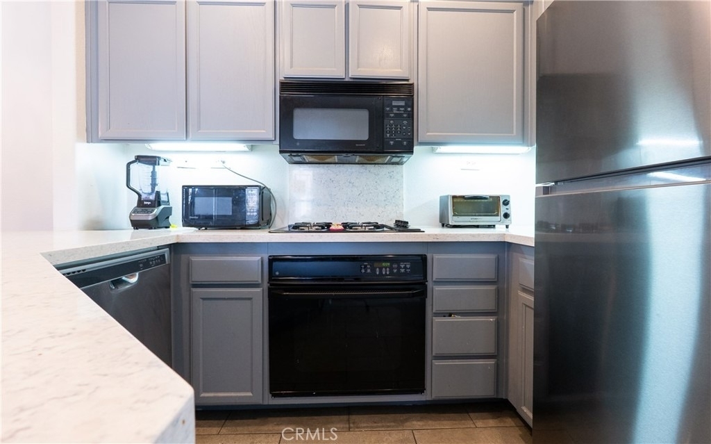 7583 Hazard Center Dr - Photo 4