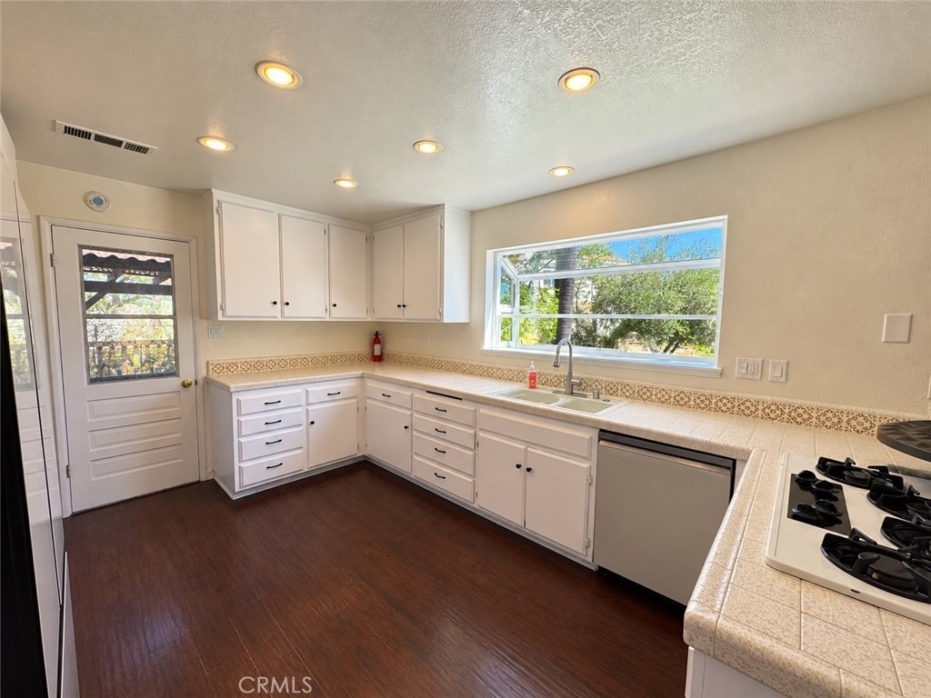 23874 Rhodes Avenue - Photo 9