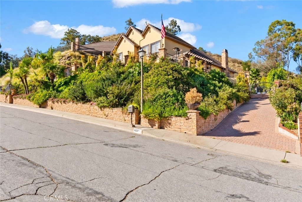 823 Moorside - Photo 0