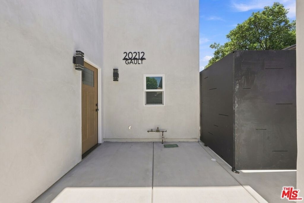 20212 W Gault Street - Photo 2