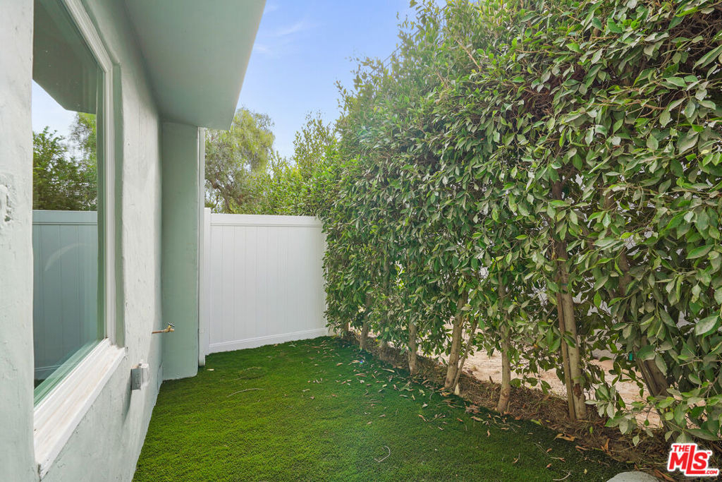 726 Pier Avenue - Photo 15