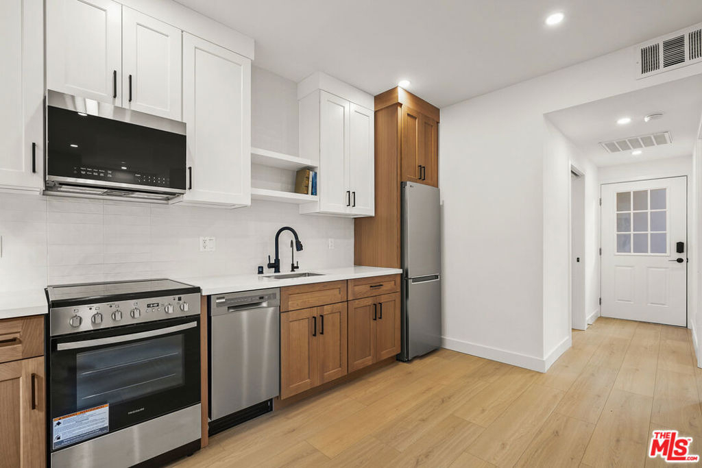 726 Pier Avenue - Photo 9