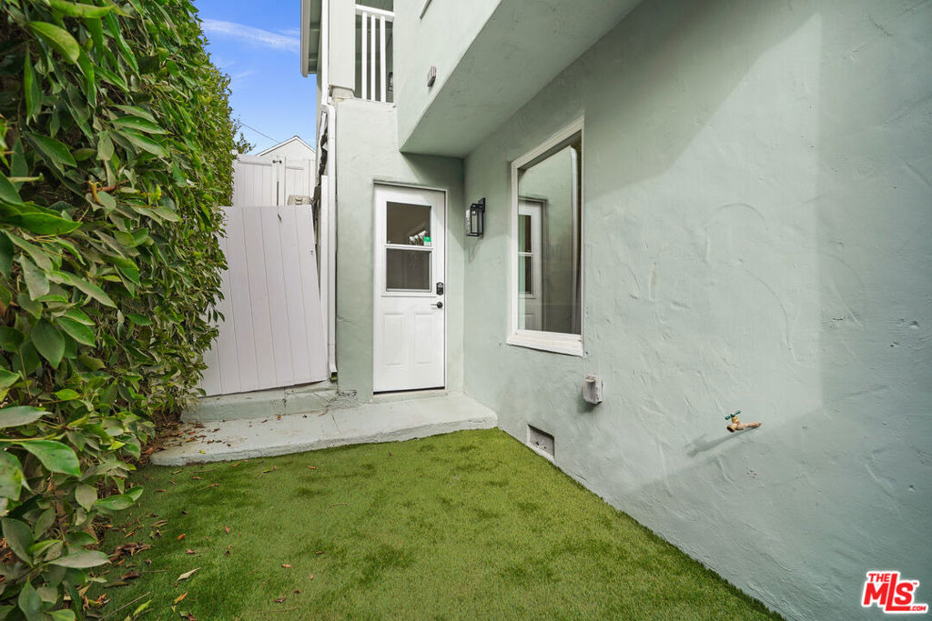 726 Pier Avenue - Photo 16