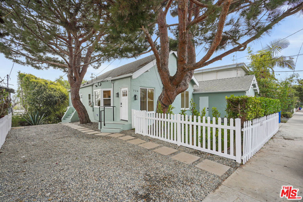 726 Pier Avenue - Photo 0