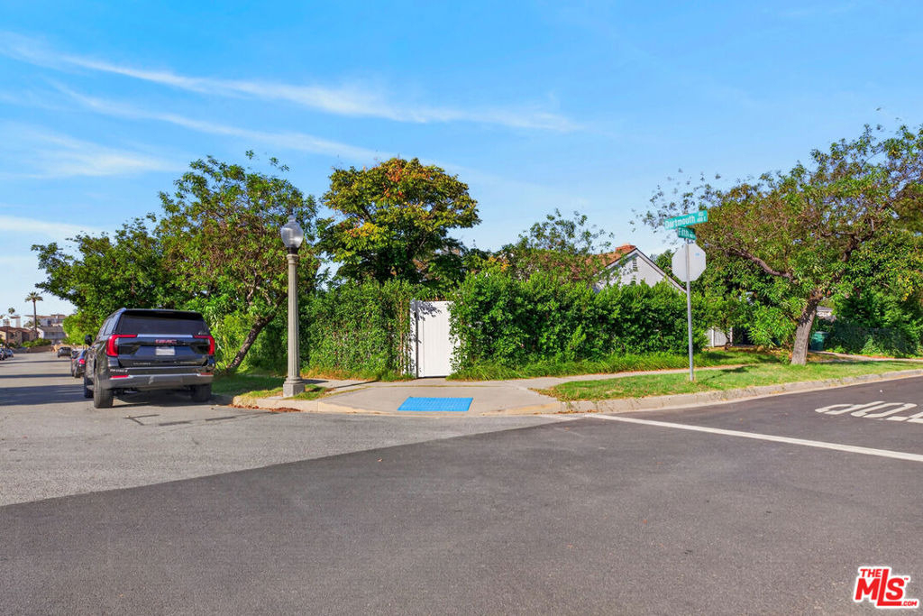 441 Dartmouth Road - Photo 2