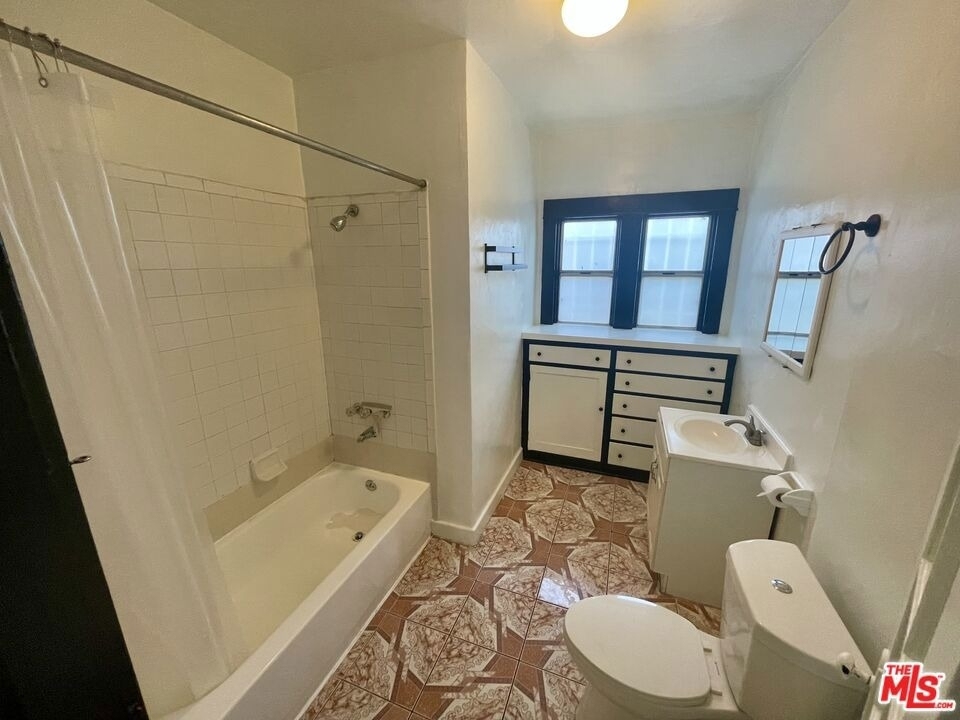 737 N Harvard Boulevard - Photo 17
