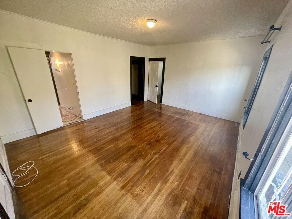 737 N Harvard Boulevard - Photo 20