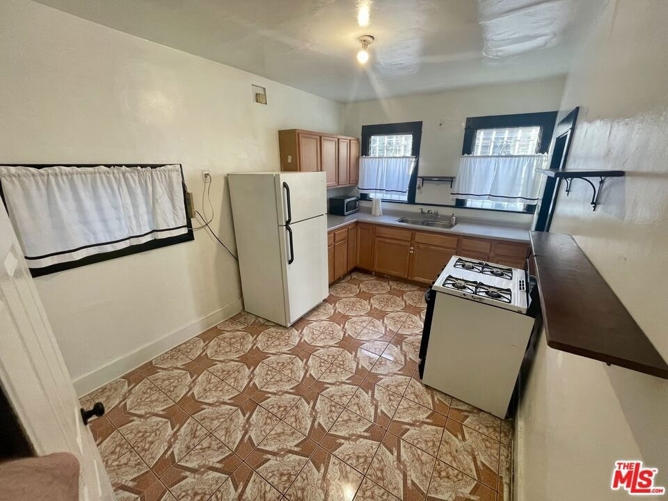 737 N Harvard Boulevard - Photo 31