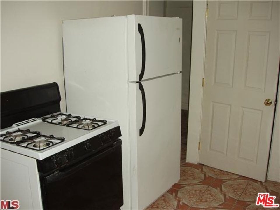 737 N Harvard Boulevard - Photo 1