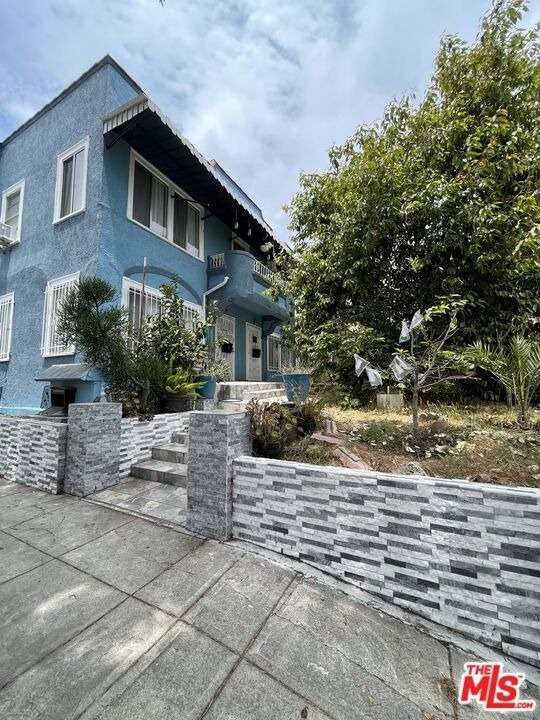 737 N Harvard Boulevard - Photo 2