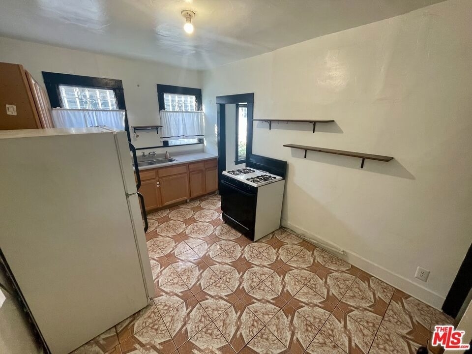 737 N Harvard Boulevard - Photo 27