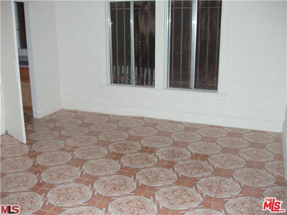 737 N Harvard Boulevard - Photo 0