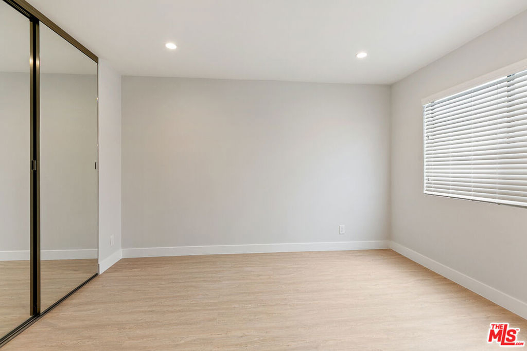 3314 S Mentone Avenue - Photo 12