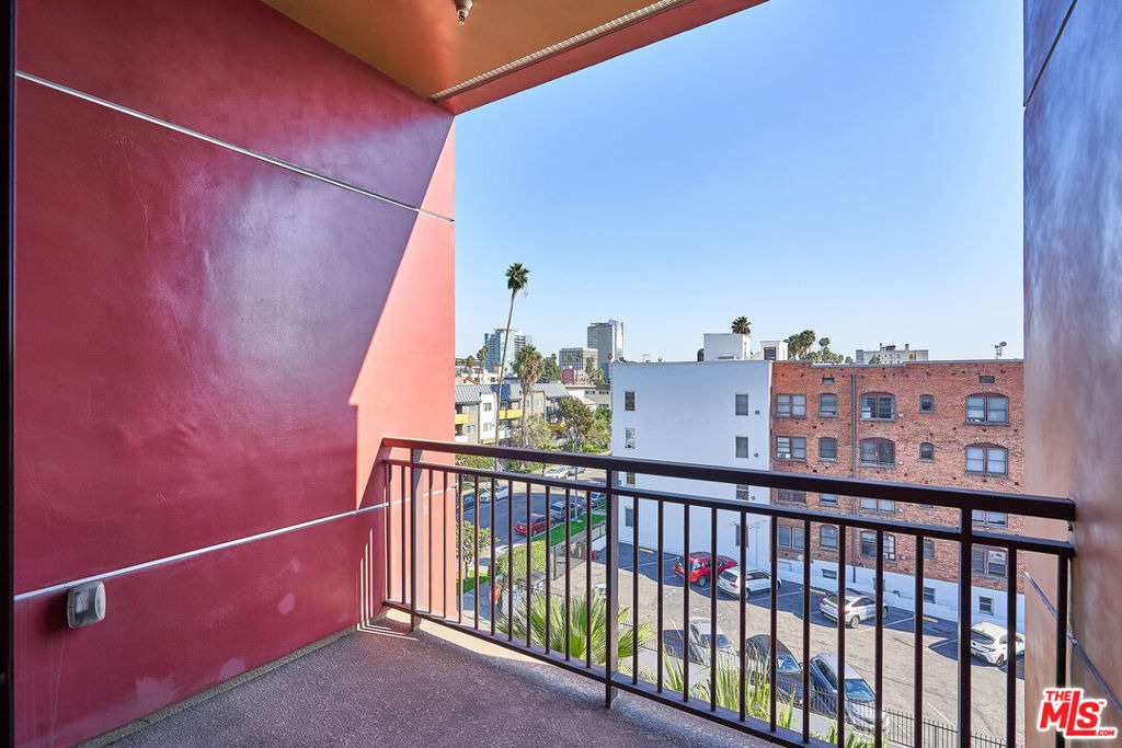 345 S Gramercy Place - Photo 19