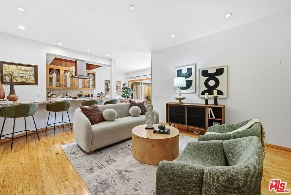 612 S Barrington Avenue - Photo 1