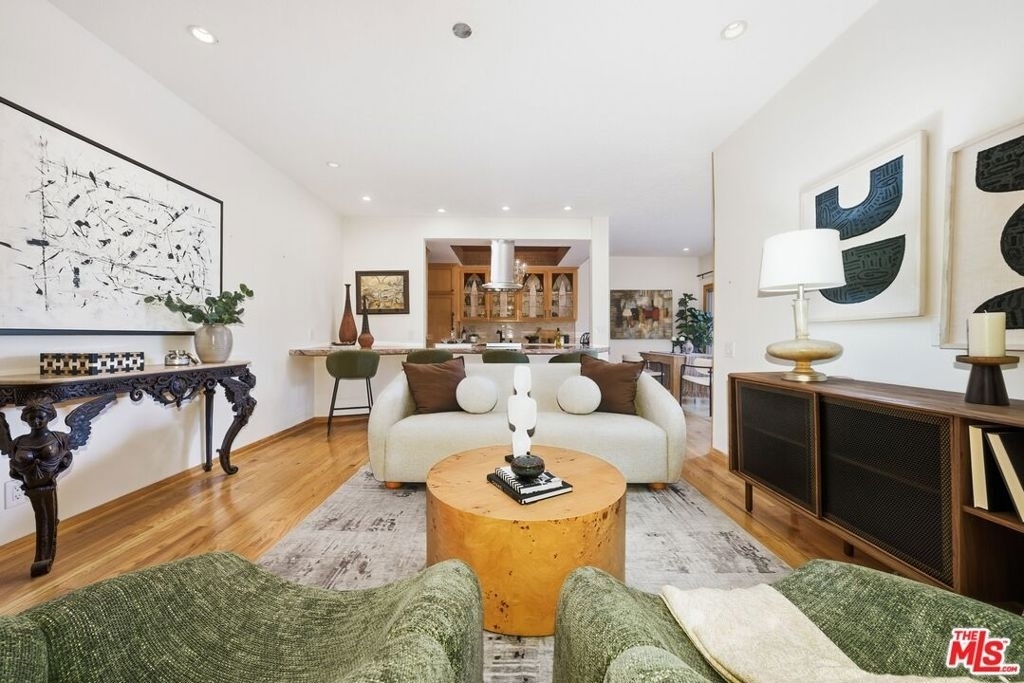 612 S Barrington Avenue - Photo 2
