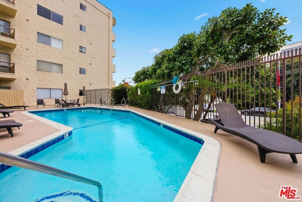 612 S Barrington Avenue - Photo 26
