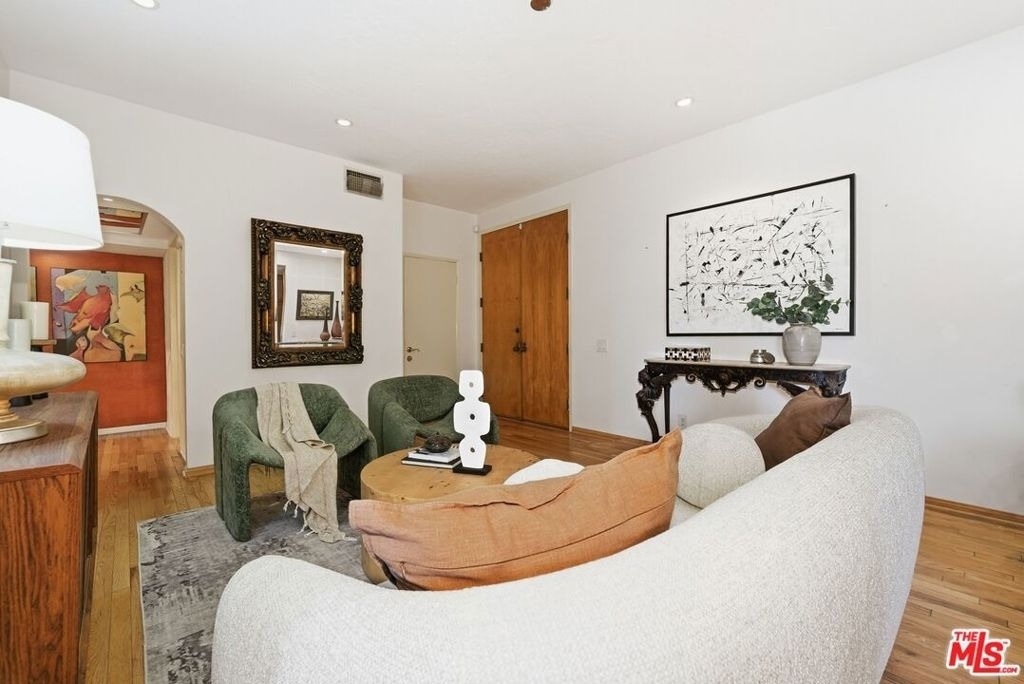 612 S Barrington Avenue - Photo 4