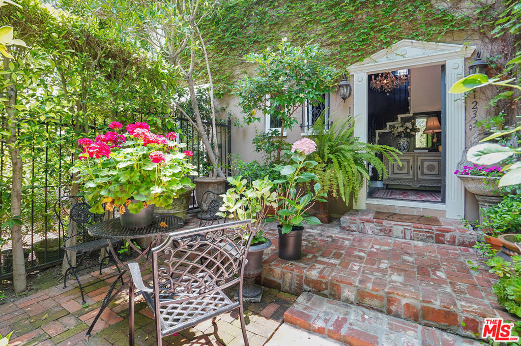 1233 N Crescent Heights Boulevard - Photo 2