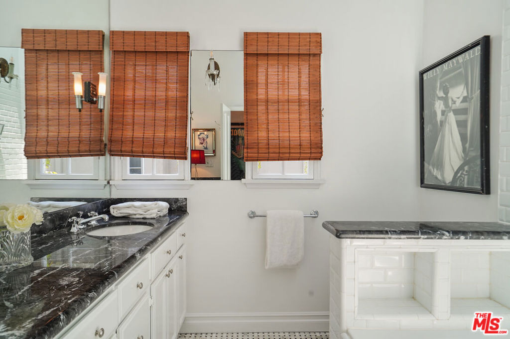 1233 N Crescent Heights Boulevard - Photo 18