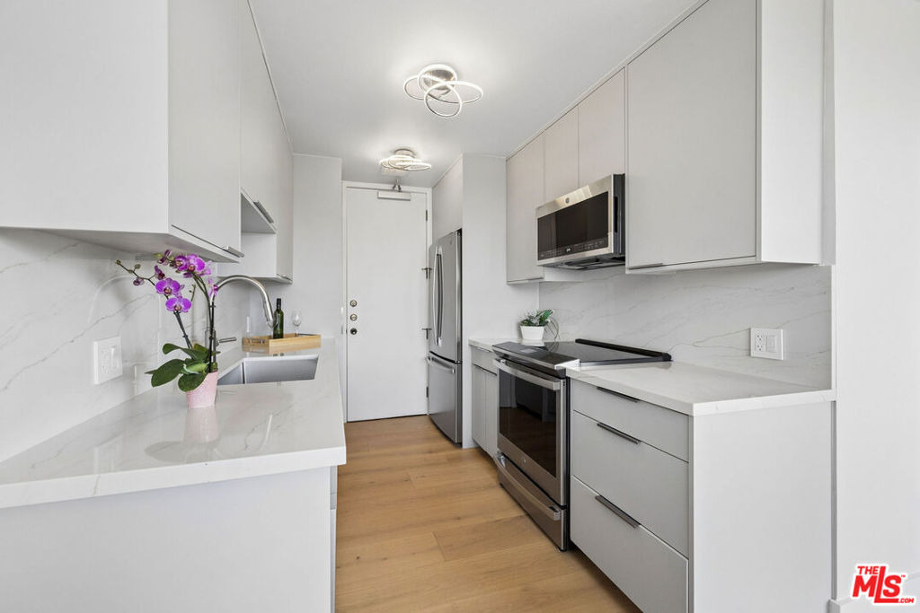 10747 Wilshire Boulevard - Photo 3