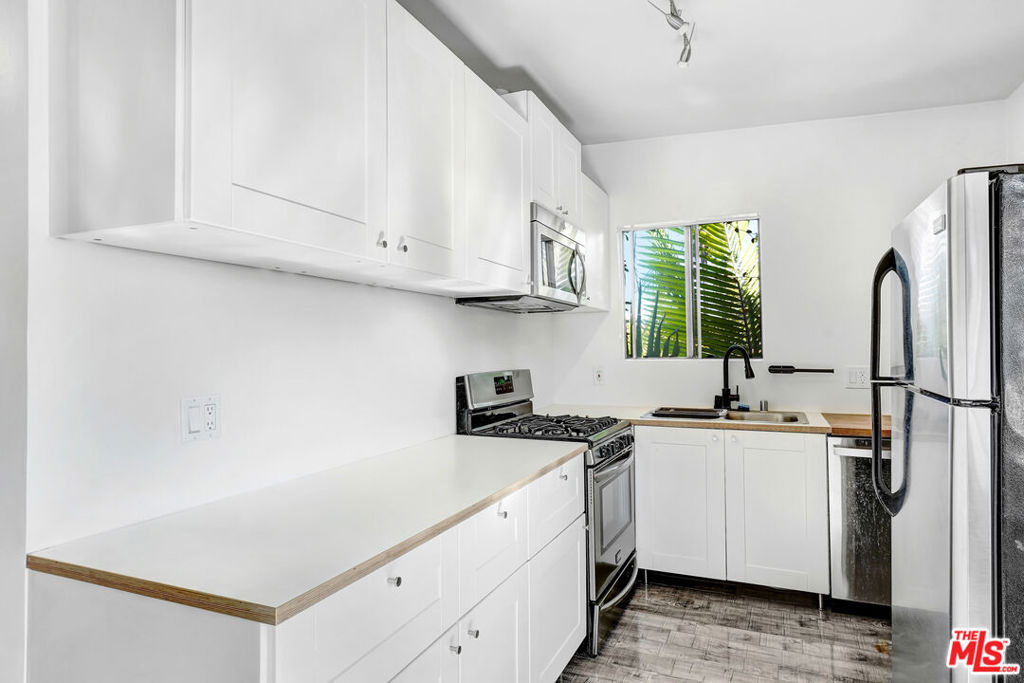 4870 1/2 W Adams Boulevard - Photo 4