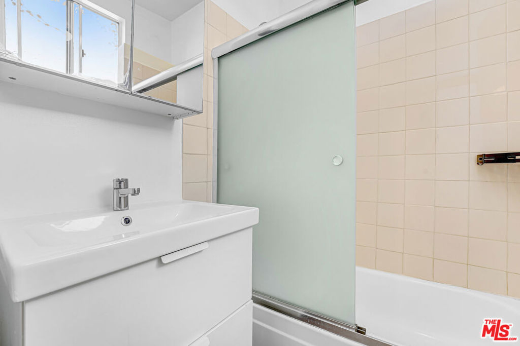 4870 1/2 W Adams Boulevard - Photo 9
