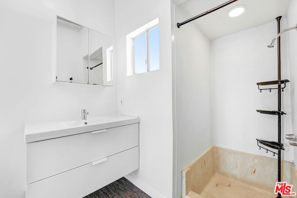4870 1/2 W Adams Boulevard - Photo 7