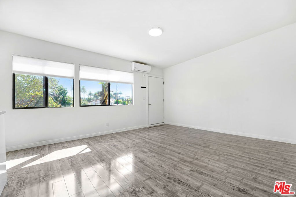 4870 1/2 W Adams Boulevard - Photo 2