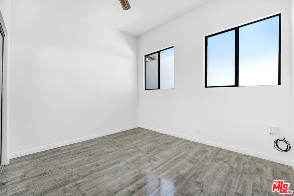 4870 1/2 W Adams Boulevard - Photo 5