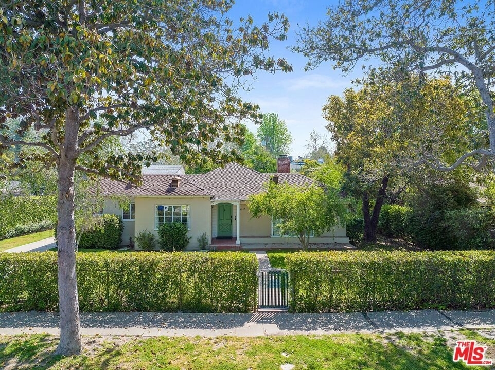 4224 Alcove Avenue - Photo 2